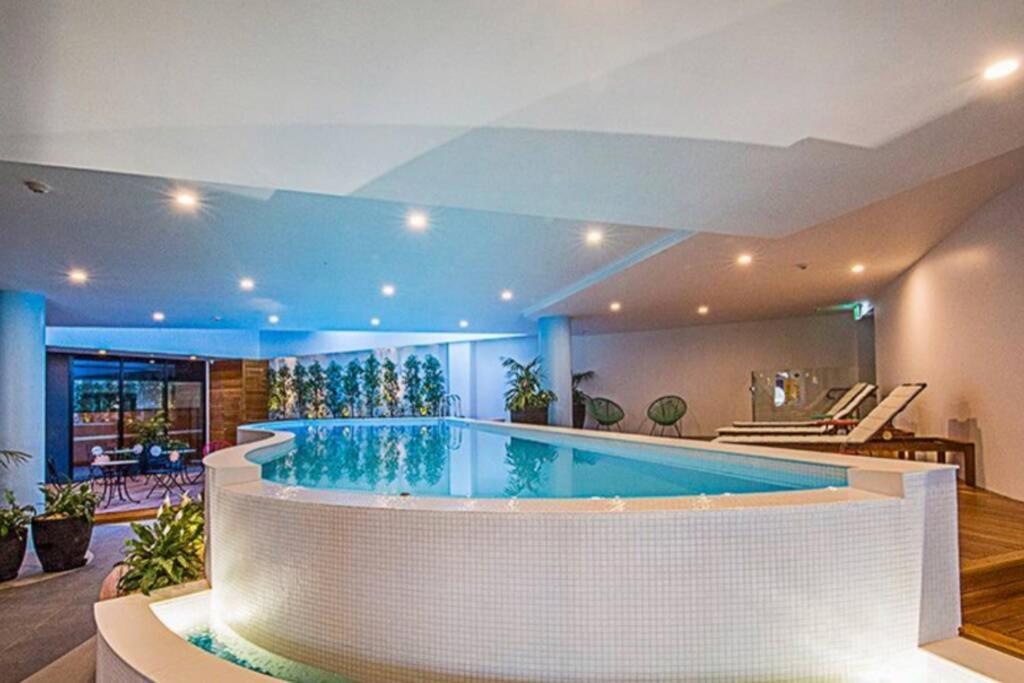 Luxe 2Br Executive Apartment Kingston Pool Parking Wifi Bbq Wine Екстер'єр фото